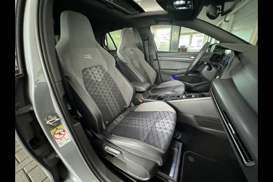 Volkswagen Golf 1.5 eTSI R-Line Pano|Trekhaak|Camera|IQ Light