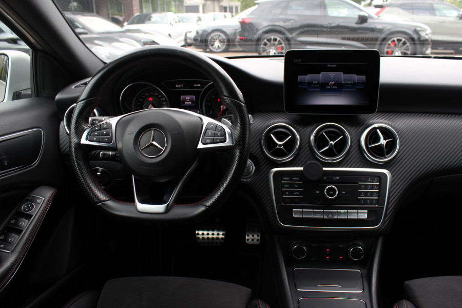 Mercedes-Benz A-Klasse 180 Sport Edition AMG / Camera / Navigatie / Leder&Alcantara / 18'' / Stoelverwarming / Cruise Control