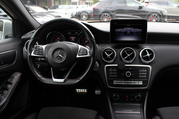 Mercedes-Benz A-Klasse 180 Sport Edition AMG / Camera / Navigatie / Leder&Alcantara / 18'' / Stoelverwarming / Cruise Control