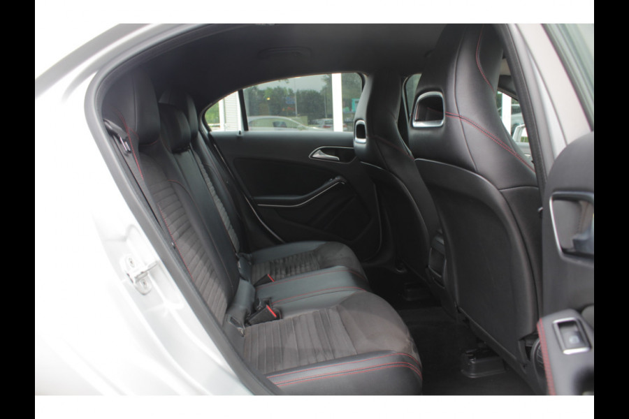 Mercedes-Benz A-Klasse 180 Sport Edition AMG / Camera / Navigatie / Leder&Alcantara / 18'' / Stoelverwarming / Cruise Control