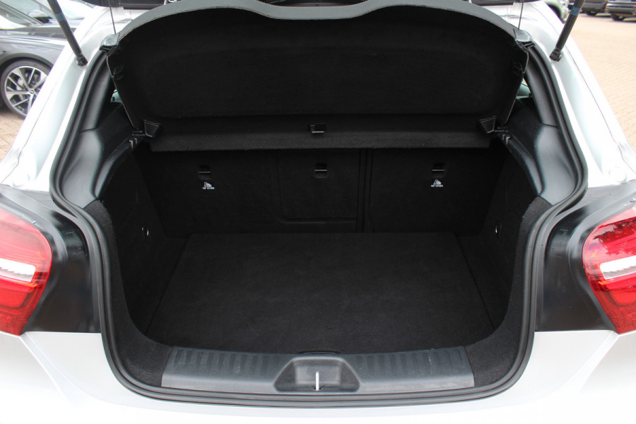 Mercedes-Benz A-Klasse 180 Sport Edition AMG / Camera / Navigatie / Leder&Alcantara / 18'' / Stoelverwarming / Cruise Control