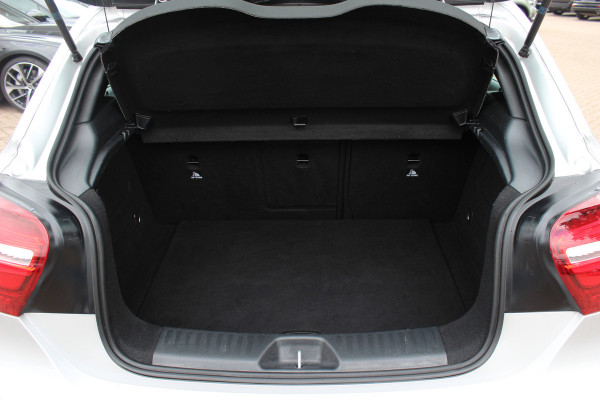 Mercedes-Benz A-Klasse 180 Sport Edition AMG / Camera / Navigatie / Leder&Alcantara / 18'' / Stoelverwarming / Cruise Control