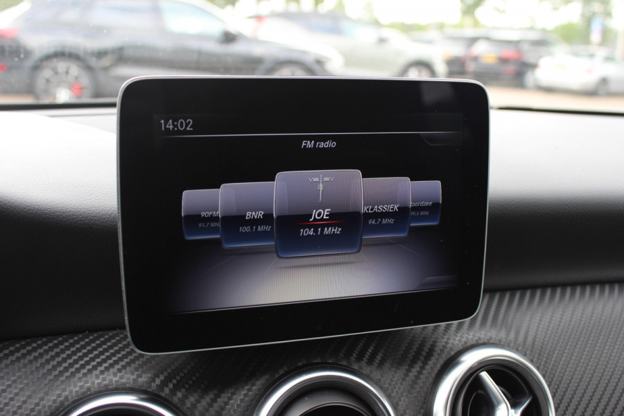 Mercedes-Benz A-Klasse 180 Sport Edition AMG / Camera / Navigatie / Leder&Alcantara / 18'' / Stoelverwarming / Cruise Control