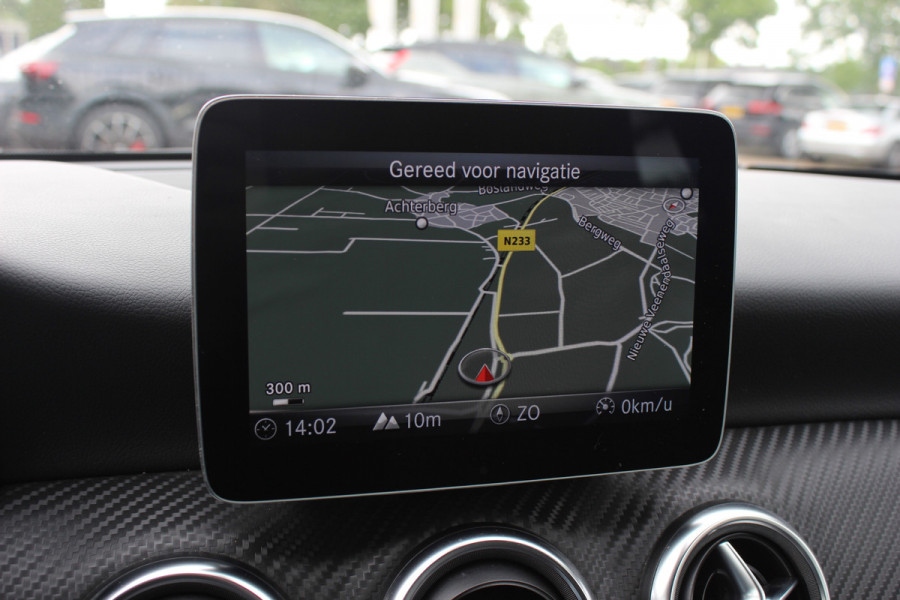 Mercedes-Benz A-Klasse 180 Sport Edition AMG / Camera / Navigatie / Leder&Alcantara / 18'' / Stoelverwarming / Cruise Control