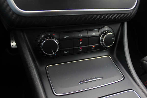 Mercedes-Benz A-Klasse 180 Sport Edition AMG / Camera / Navigatie / Leder&Alcantara / 18'' / Stoelverwarming / Cruise Control