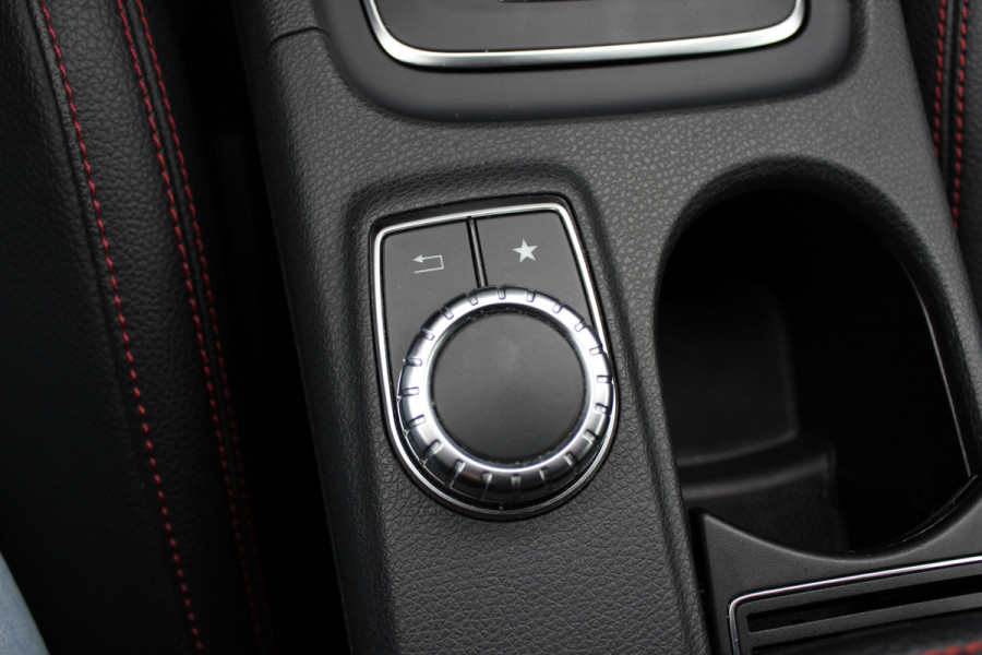Mercedes-Benz A-Klasse 180 Sport Edition AMG / Camera / Navigatie / Leder&Alcantara / 18'' / Stoelverwarming / Cruise Control
