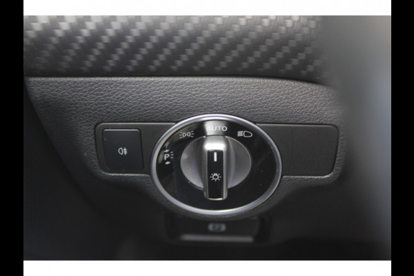 Mercedes-Benz A-Klasse 180 Sport Edition AMG / Camera / Navigatie / Leder&Alcantara / 18'' / Stoelverwarming / Cruise Control