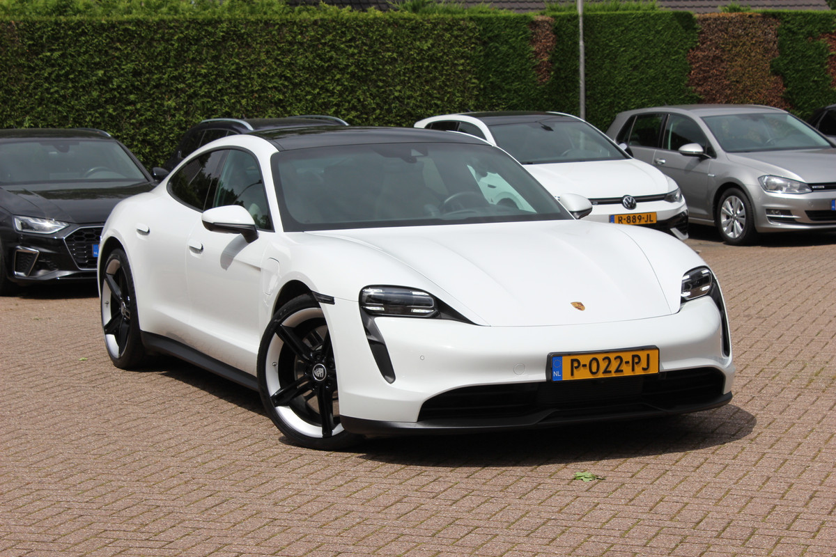 Porsche Taycan Performance 84 kWh / SoH 92,7% / Panoramadak / 360Camera / Keyless / 21'' / Sportchrono / Dodehoek / DAB / Stoelverwarming / Cruise Control