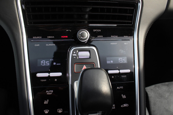 Porsche Panamera Sport Turismo 4.0 GTS / Panoramadak / Camera / Luchtvering / Softclose / Bose / Keyless / 21'' / Sportchrono+Design / Stoel+Stuurverwamring / Dodehoek / DAB / ACC
