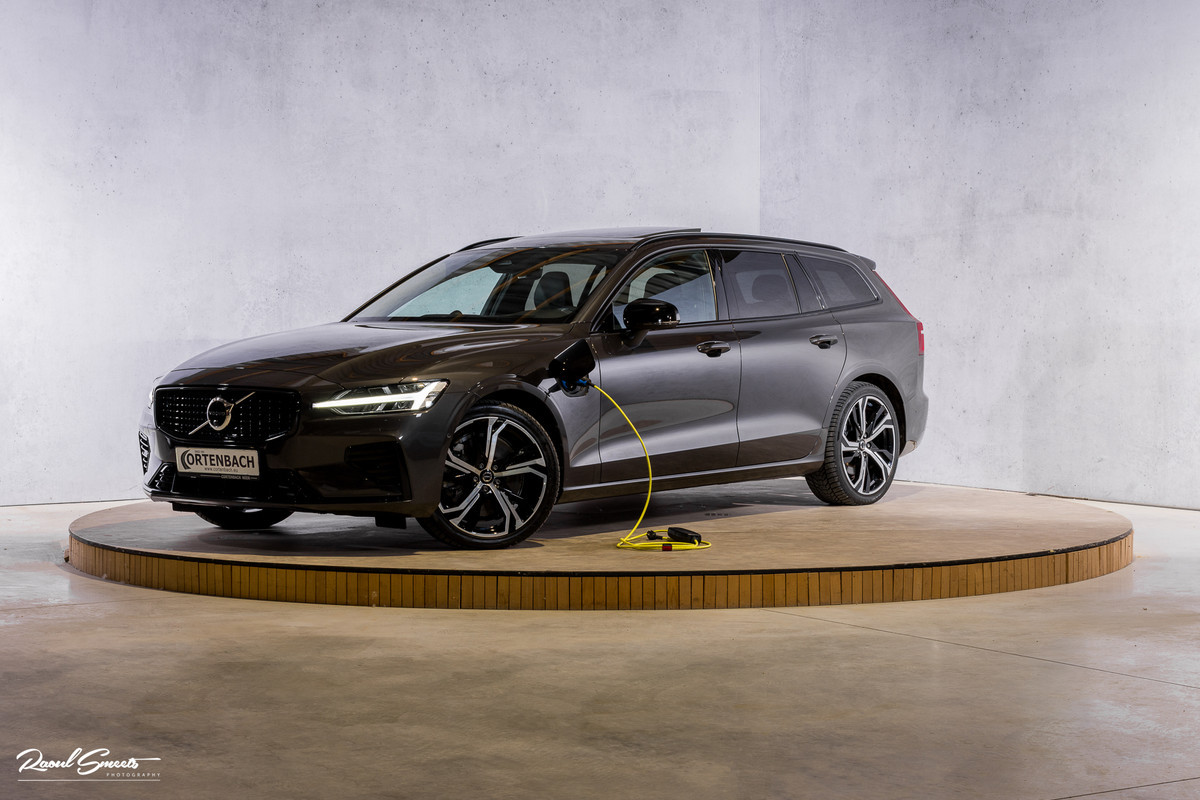 Volvo V60 2.0 T8 Plug-in hybrid AWD Ultimate Dark | Bowers&Wilkins | Panorama dak | Zwenkbare trekhaak | Stoelverkoeling+massage |