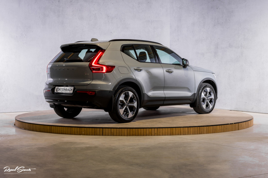 Volvo XC40 2.0 B4 Plus Dark | Zwenkbare trekhaak | Panorama dak | Leder | Adaptieve cruise | Memory | Harman Kardon |