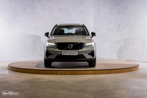 Volvo XC40 2.0 B4 Plus Dark | Zwenkbare trekhaak | Panorama dak | Leder | Adaptieve cruise | Memory | Harman Kardon |