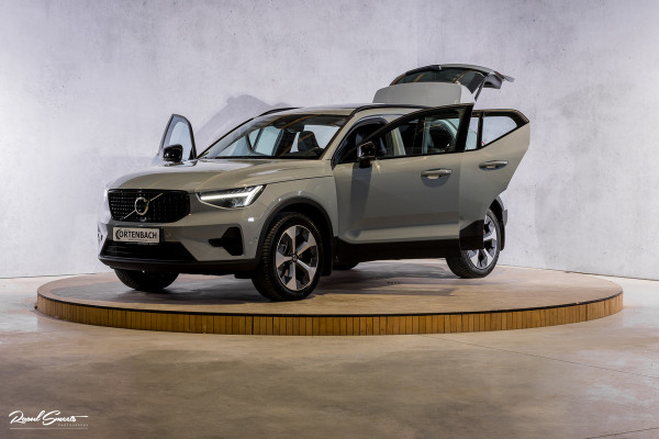 Volvo XC40 2.0 B4 Plus Dark | Zwenkbare trekhaak | Panorama dak | Leder | Adaptieve cruise | Memory | Harman Kardon |