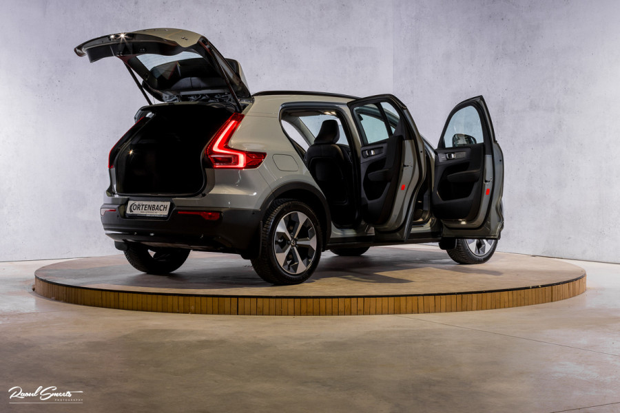 Volvo XC40 2.0 B4 Plus Dark | Zwenkbare trekhaak | Panorama dak | Leder | Adaptieve cruise | Memory | Harman Kardon |