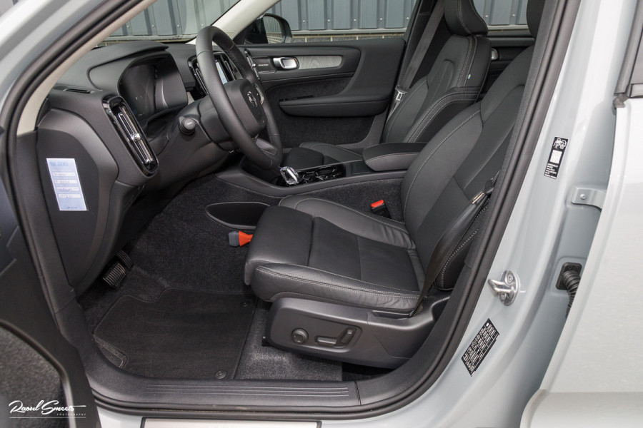 Volvo XC40 2.0 B4 Plus Dark | Zwenkbare trekhaak | Panorama dak | Leder | Adaptieve cruise | Memory | Harman Kardon |