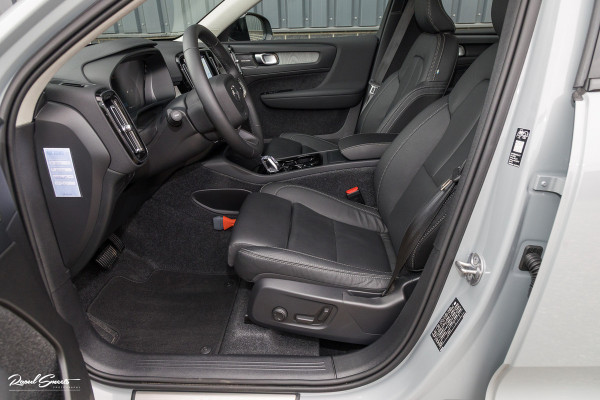 Volvo XC40 2.0 B4 Plus Dark | Zwenkbare trekhaak | Panorama dak | Leder | Adaptieve cruise | Memory | Harman Kardon |