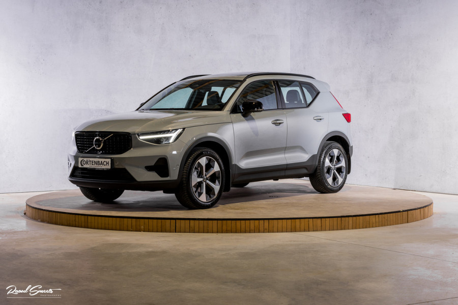 Volvo XC40 2.0 B4 Plus Dark | Zwenkbare trekhaak | Panorama dak | Leder | Adaptieve cruise | Memory | Harman Kardon |