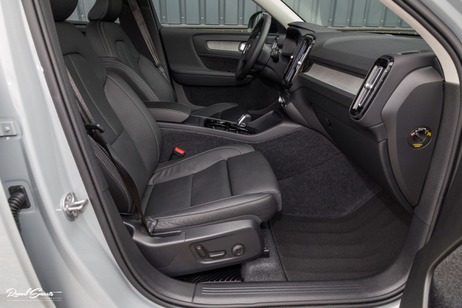 Volvo XC40 2.0 B4 Plus Dark | Zwenkbare trekhaak | Panorama dak | Leder | Adaptieve cruise | Memory | Harman Kardon |