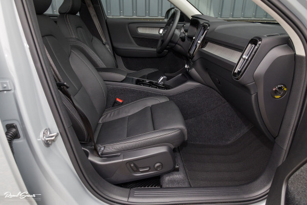 Volvo XC40 2.0 B4 Plus Dark | Zwenkbare trekhaak | Panorama dak | Leder | Adaptieve cruise | Memory | Harman Kardon |