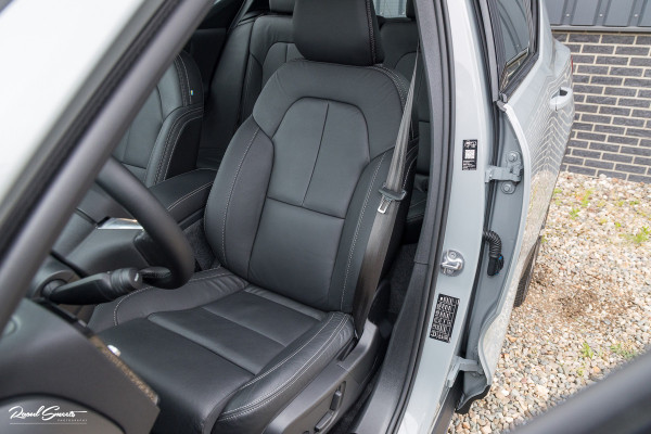 Volvo XC40 2.0 B4 Plus Dark | Zwenkbare trekhaak | Panorama dak | Leder | Adaptieve cruise | Memory | Harman Kardon |