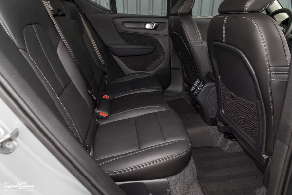 Volvo XC40 2.0 B4 Plus Dark | Zwenkbare trekhaak | Panorama dak | Leder | Adaptieve cruise | Memory | Harman Kardon |