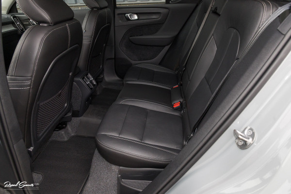 Volvo XC40 2.0 B4 Plus Dark | Zwenkbare trekhaak | Panorama dak | Leder | Adaptieve cruise | Memory | Harman Kardon |