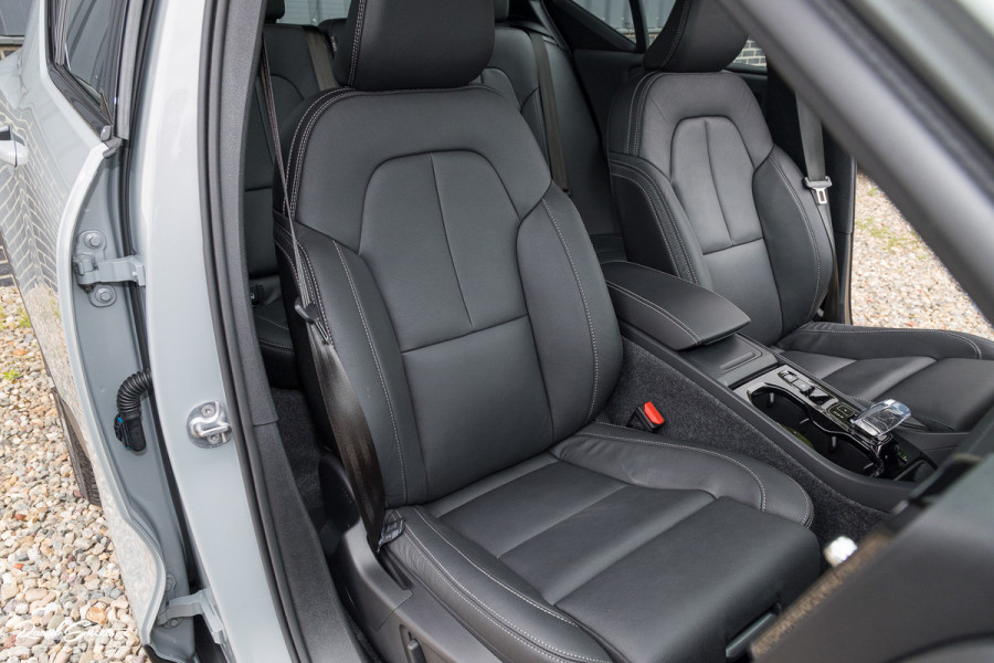 Volvo XC40 2.0 B4 Plus Dark | Zwenkbare trekhaak | Panorama dak | Leder | Adaptieve cruise | Memory | Harman Kardon |