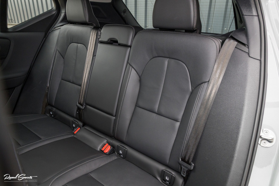 Volvo XC40 2.0 B4 Plus Dark | Zwenkbare trekhaak | Panorama dak | Leder | Adaptieve cruise | Memory | Harman Kardon |