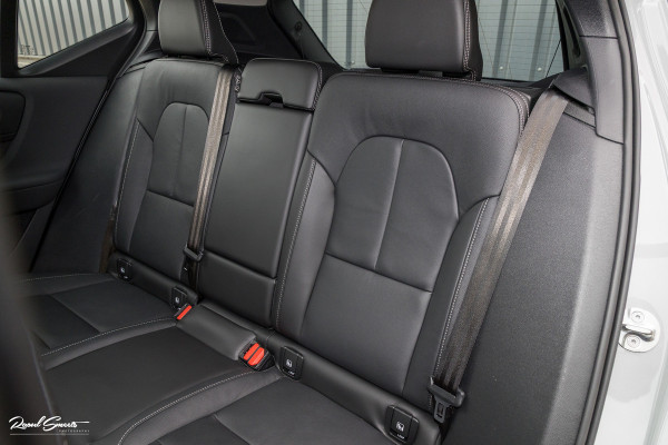 Volvo XC40 2.0 B4 Plus Dark | Zwenkbare trekhaak | Panorama dak | Leder | Adaptieve cruise | Memory | Harman Kardon |