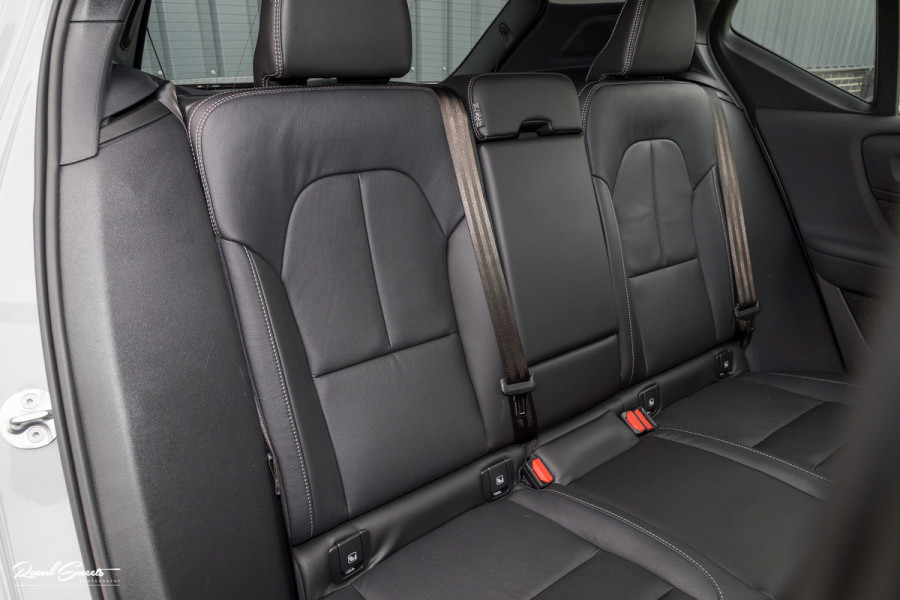 Volvo XC40 2.0 B4 Plus Dark | Zwenkbare trekhaak | Panorama dak | Leder | Adaptieve cruise | Memory | Harman Kardon |