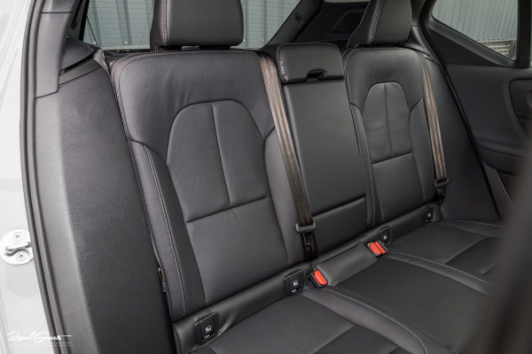 Volvo XC40 2.0 B4 Plus Dark | Zwenkbare trekhaak | Panorama dak | Leder | Adaptieve cruise | Memory | Harman Kardon |
