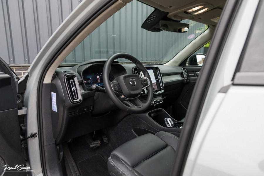 Volvo XC40 2.0 B4 Plus Dark | Zwenkbare trekhaak | Panorama dak | Leder | Adaptieve cruise | Memory | Harman Kardon |