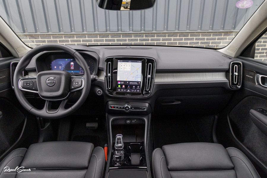 Volvo XC40 2.0 B4 Plus Dark | Zwenkbare trekhaak | Panorama dak | Leder | Adaptieve cruise | Memory | Harman Kardon |