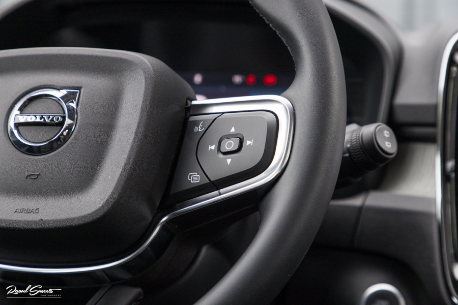 Volvo XC40 2.0 B4 Plus Dark | Zwenkbare trekhaak | Panorama dak | Leder | Adaptieve cruise | Memory | Harman Kardon |