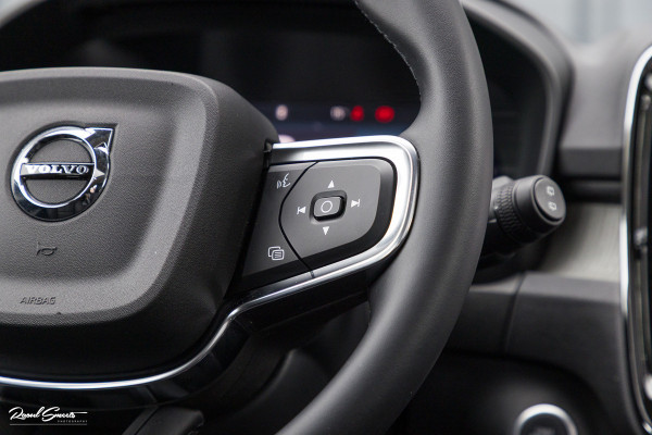 Volvo XC40 2.0 B4 Plus Dark | Zwenkbare trekhaak | Panorama dak | Leder | Adaptieve cruise | Memory | Harman Kardon |