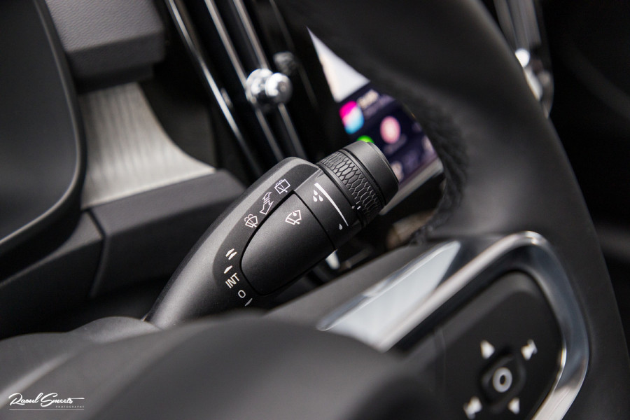 Volvo XC40 2.0 B4 Plus Dark | Zwenkbare trekhaak | Panorama dak | Leder | Adaptieve cruise | Memory | Harman Kardon |