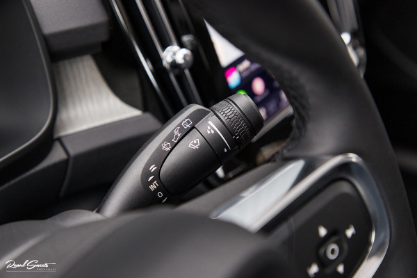 Volvo XC40 2.0 B4 Plus Dark | Zwenkbare trekhaak | Panorama dak | Leder | Adaptieve cruise | Memory | Harman Kardon |