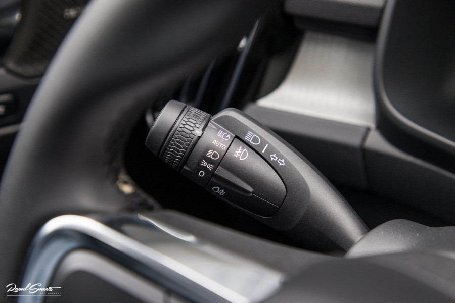 Volvo XC40 2.0 B4 Plus Dark | Zwenkbare trekhaak | Panorama dak | Leder | Adaptieve cruise | Memory | Harman Kardon |