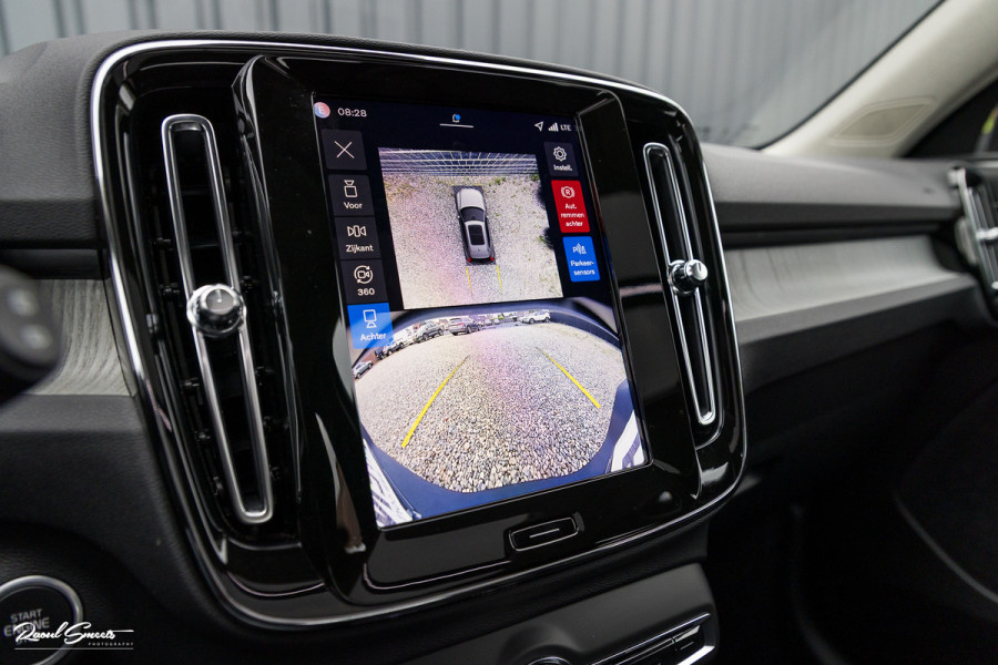 Volvo XC40 2.0 B4 Plus Dark | Zwenkbare trekhaak | Panorama dak | Leder | Adaptieve cruise | Memory | Harman Kardon |