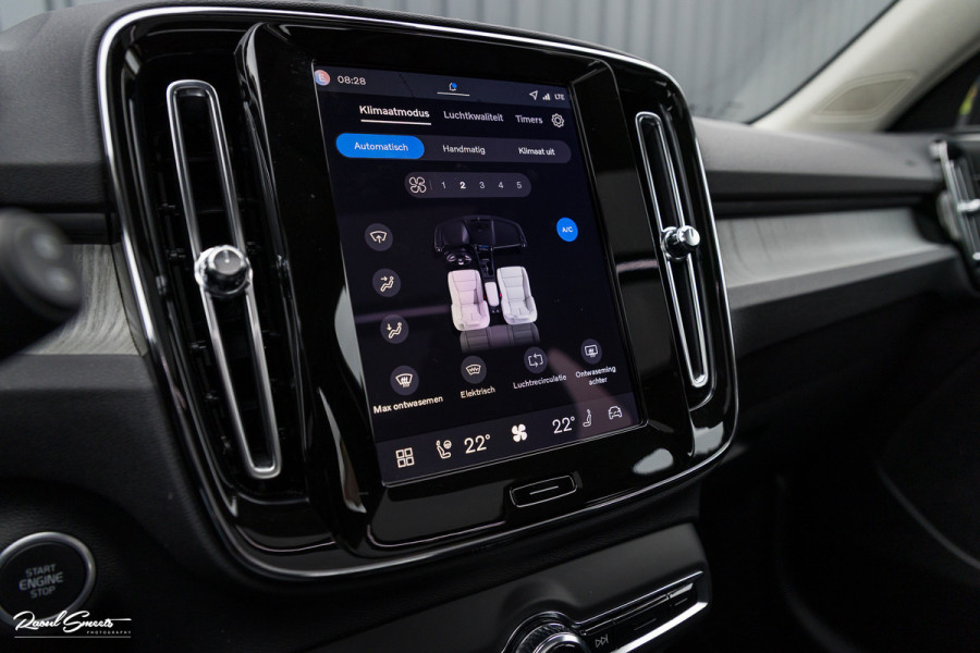 Volvo XC40 2.0 B4 Plus Dark | Zwenkbare trekhaak | Panorama dak | Leder | Adaptieve cruise | Memory | Harman Kardon |