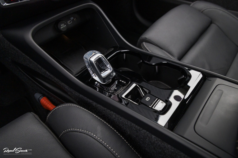Volvo XC40 2.0 B4 Plus Dark | Zwenkbare trekhaak | Panorama dak | Leder | Adaptieve cruise | Memory | Harman Kardon |