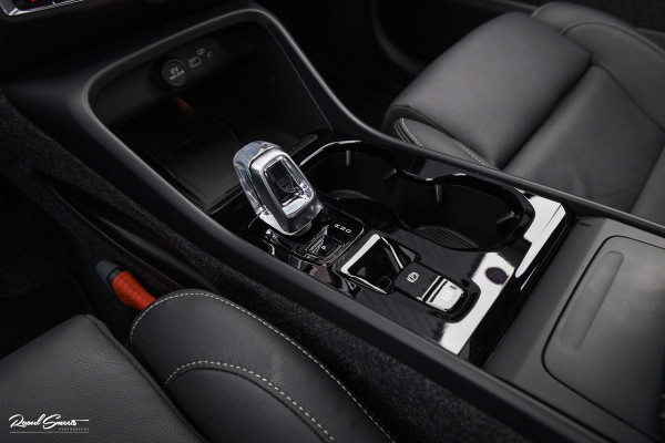 Volvo XC40 2.0 B4 Plus Dark | Zwenkbare trekhaak | Panorama dak | Leder | Adaptieve cruise | Memory | Harman Kardon |