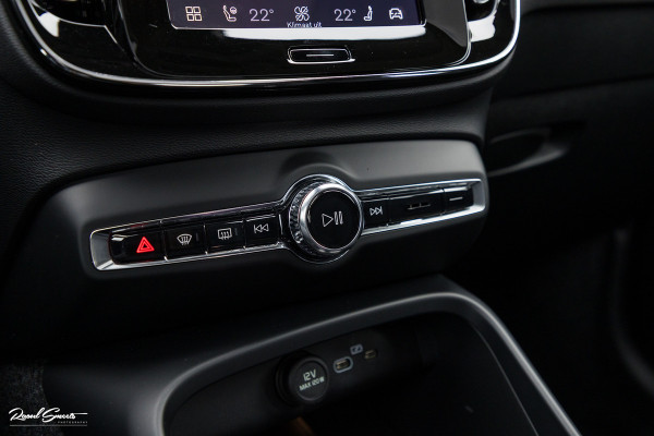 Volvo XC40 2.0 B4 Plus Dark | Zwenkbare trekhaak | Panorama dak | Leder | Adaptieve cruise | Memory | Harman Kardon |