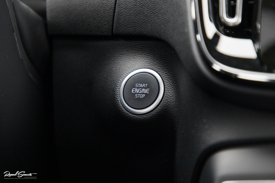 Volvo XC40 2.0 B4 Plus Dark | Zwenkbare trekhaak | Panorama dak | Leder | Adaptieve cruise | Memory | Harman Kardon |