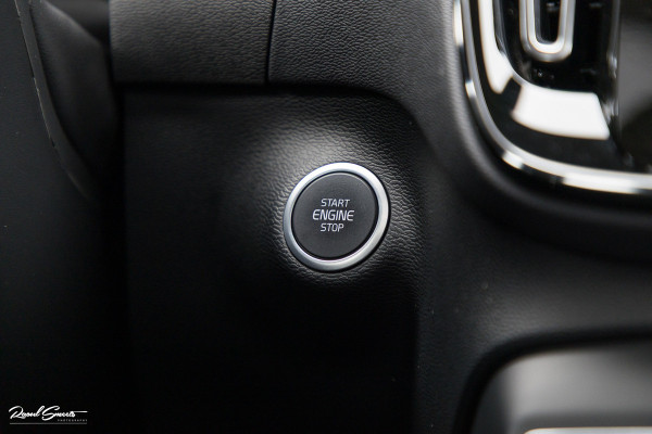 Volvo XC40 2.0 B4 Plus Dark | Zwenkbare trekhaak | Panorama dak | Leder | Adaptieve cruise | Memory | Harman Kardon |