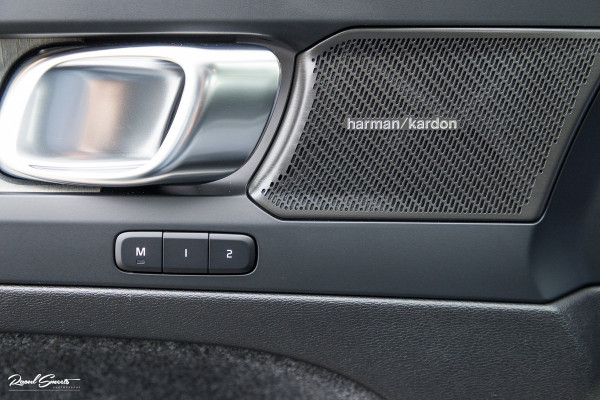 Volvo XC40 2.0 B4 Plus Dark | Zwenkbare trekhaak | Panorama dak | Leder | Adaptieve cruise | Memory | Harman Kardon |