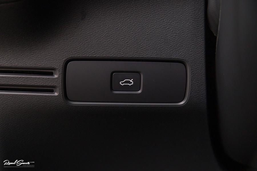 Volvo XC40 2.0 B4 Plus Dark | Zwenkbare trekhaak | Panorama dak | Leder | Adaptieve cruise | Memory | Harman Kardon |