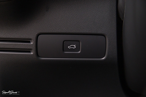 Volvo XC40 2.0 B4 Plus Dark | Zwenkbare trekhaak | Panorama dak | Leder | Adaptieve cruise | Memory | Harman Kardon |
