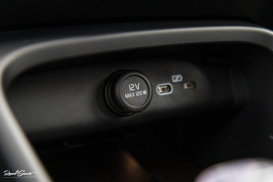 Volvo XC40 2.0 B4 Plus Dark | Zwenkbare trekhaak | Panorama dak | Leder | Adaptieve cruise | Memory | Harman Kardon |