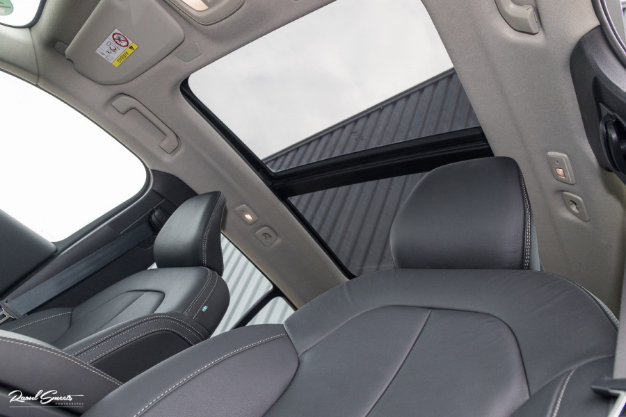 Volvo XC40 2.0 B4 Plus Dark | Zwenkbare trekhaak | Panorama dak | Leder | Adaptieve cruise | Memory | Harman Kardon |